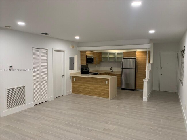 Building Photo - 315 Majorca Ave