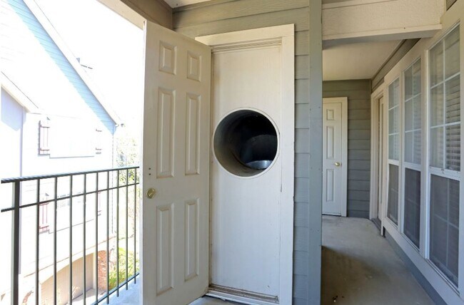 Building Photo - Beautiful large 2-bedroom 2 baths with 1 car garage in Mid Town Tulsa!!