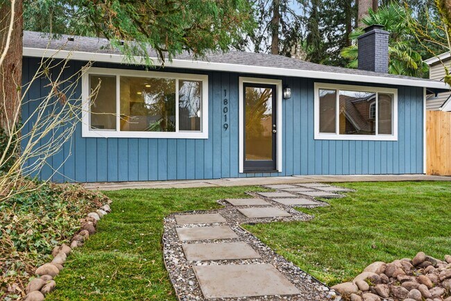 Building Photo - Updated 4BD Lake Oswego Home - Prime Location