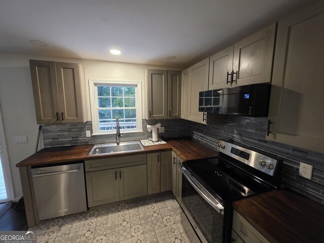 Building Photo - 3973 Woodland Cir SE