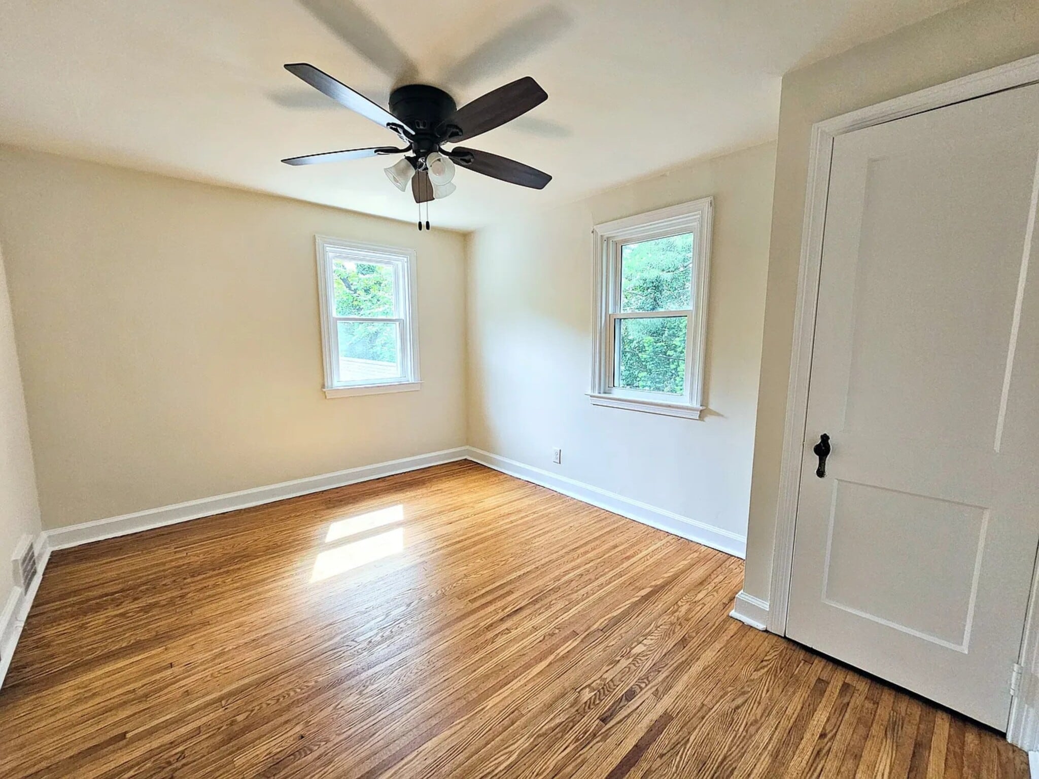 Building Photo - 738 E Railroad Ave