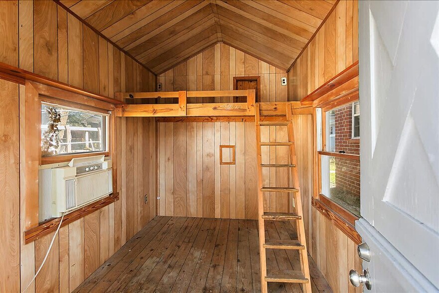Building Photo - 8633 Emerald Isle Cir S