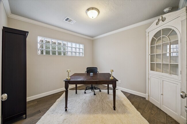 Building Photo - 1725 W 23rd St