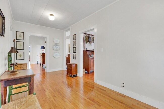 Building Photo - Beautiful Furnished 3 Bedroom Home in Historic District