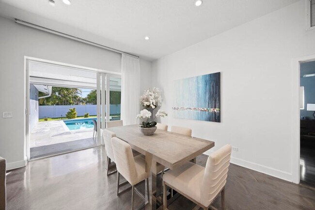 Building Photo - 930 NW 4th Ct