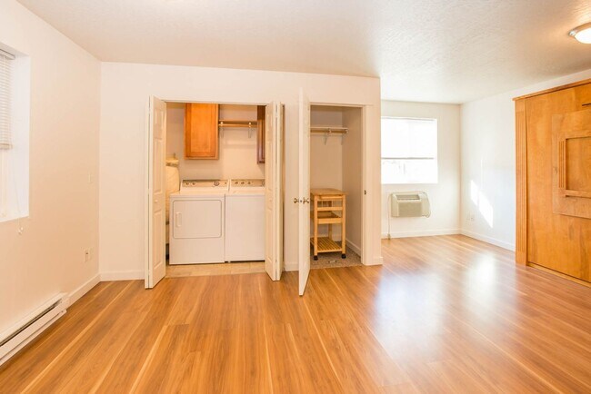 Building Photo - 1906 S 14th St W