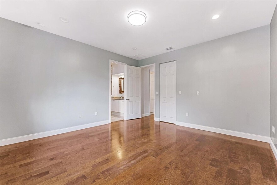 Building Photo - 6884 Julia Gardens Dr