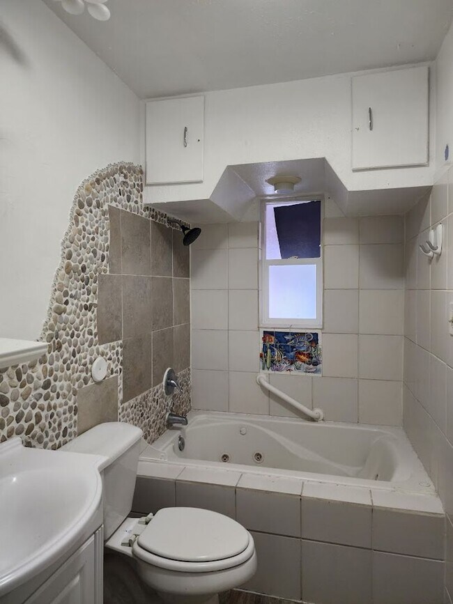 Building Photo - Long Realty & Property Management - 3 Bedr...