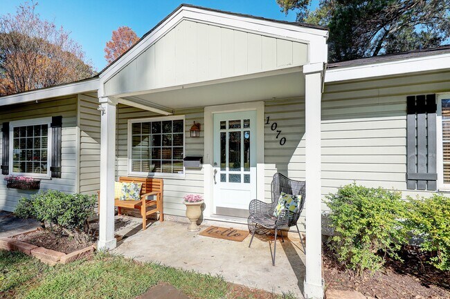 Building Photo - 1070 Lamonte Ln