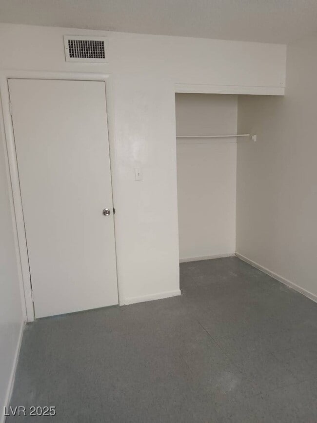 Building Photo - 1400 E Mesquite Ave