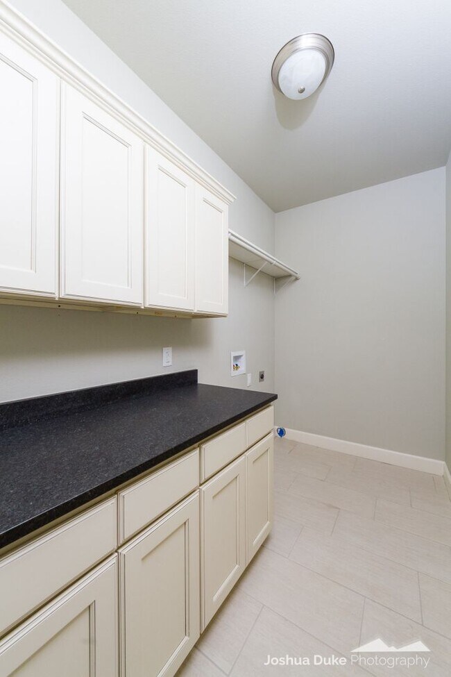 Building Photo - 3 bedroom 2 bath modern style home minutes from I-49 and Fayetteville access !!