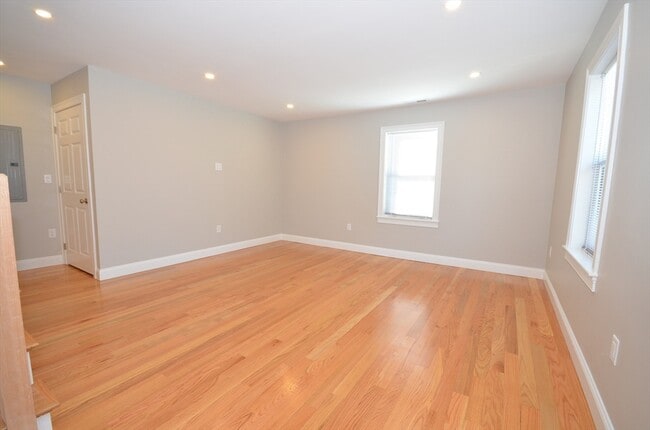 Building Photo - 18 Eaton Ave