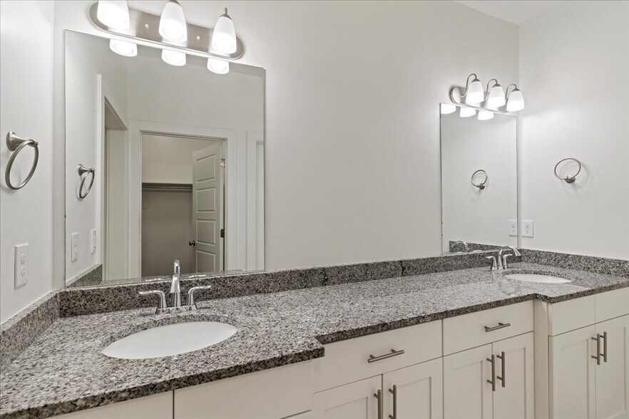 Building Photo - 2333 S Long Dr