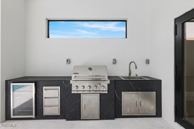 Building Photo - 4333 SW 16th Pl