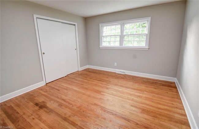 Building Photo - 318 Collinwood Dr