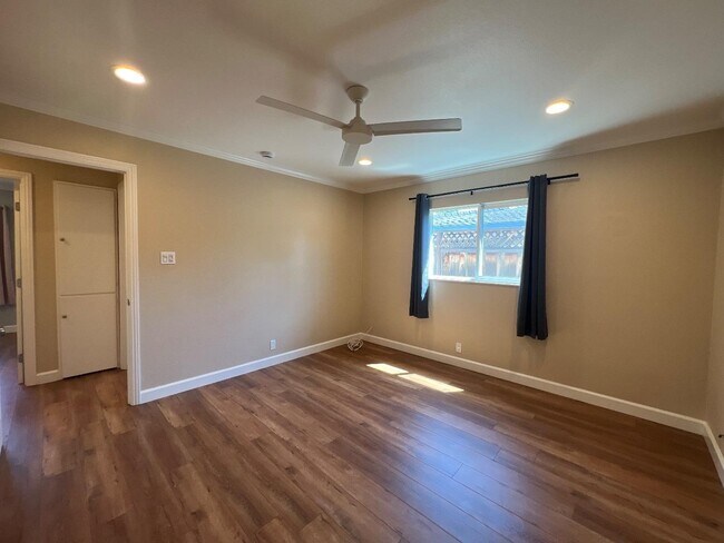 Building Photo - 3095 Calzar Dr