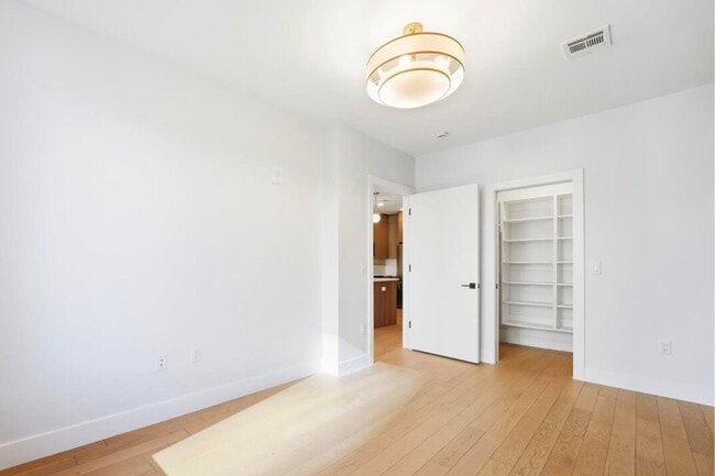 Building Photo - 35 Orchard St