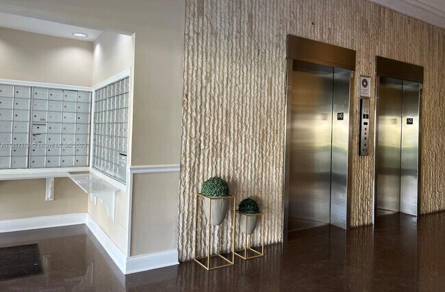 Building Photo - 2500 NE 135th St