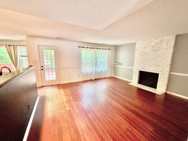 Building Photo - 4 bedroom/ 2.5 bathroom- Village Square of Williamsburg