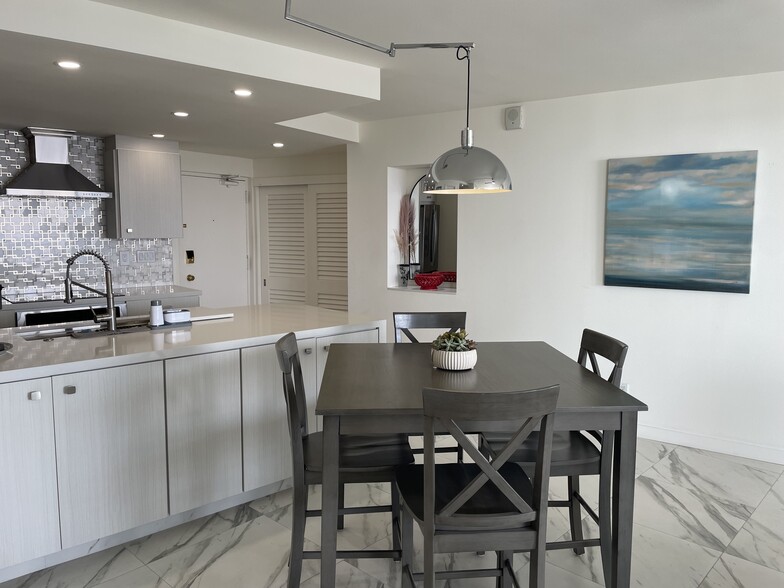 Dining room - 700 E Ocean Blvd