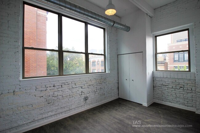 Building Photo - Loft-style condo-quality 2 Bed/2 ba IN UNIT LAUNDRY!!