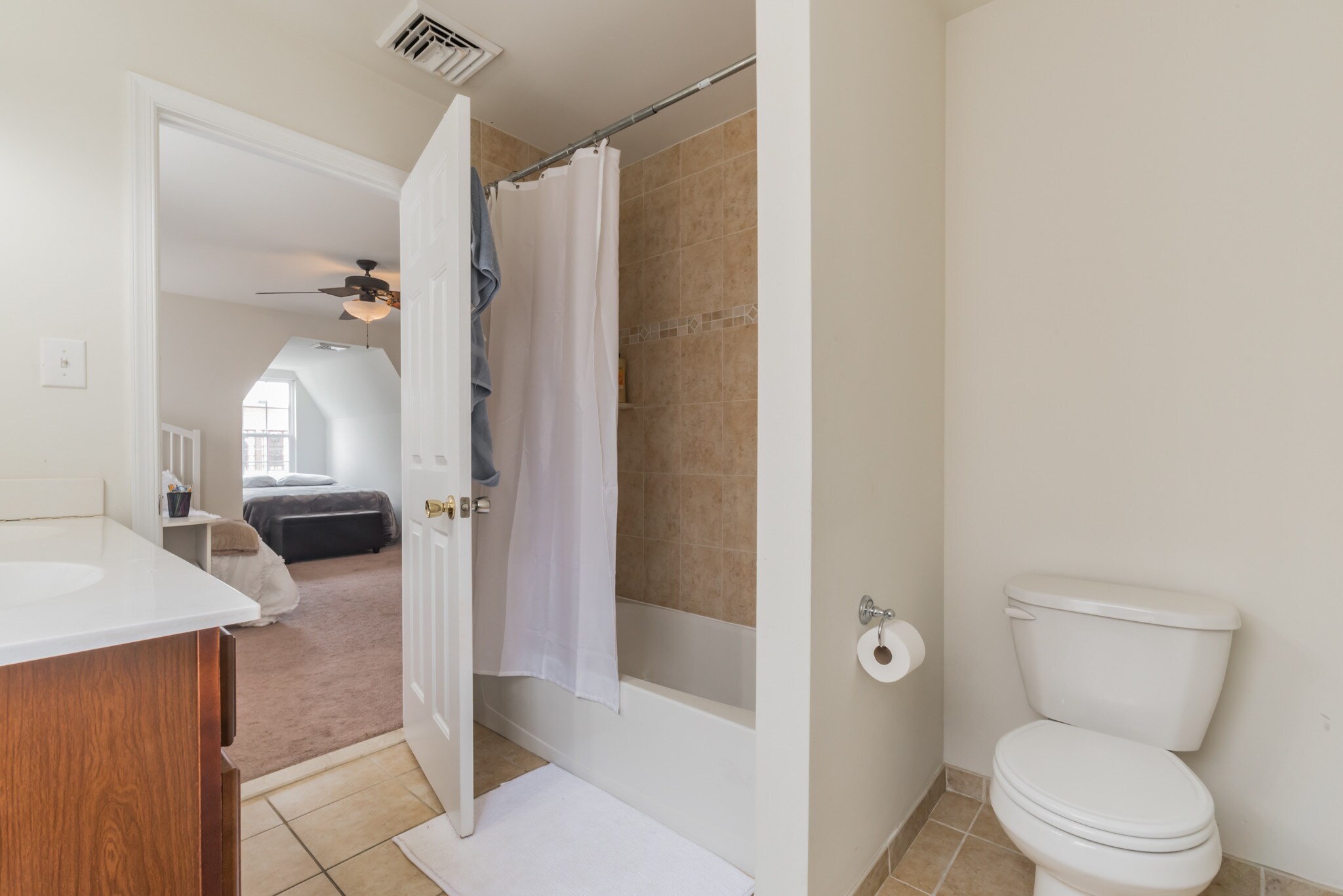 3rd Floor Full Bathroom - 5402 Wynnefield Ave