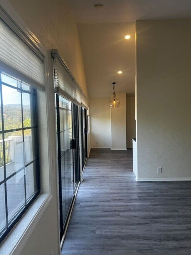 Building Photo - 736 Hillside Dr