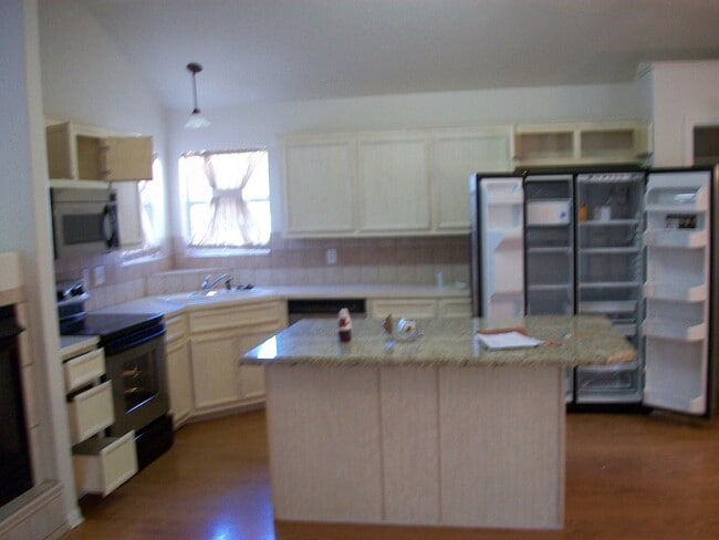 Building Photo - 601 Llama Tr