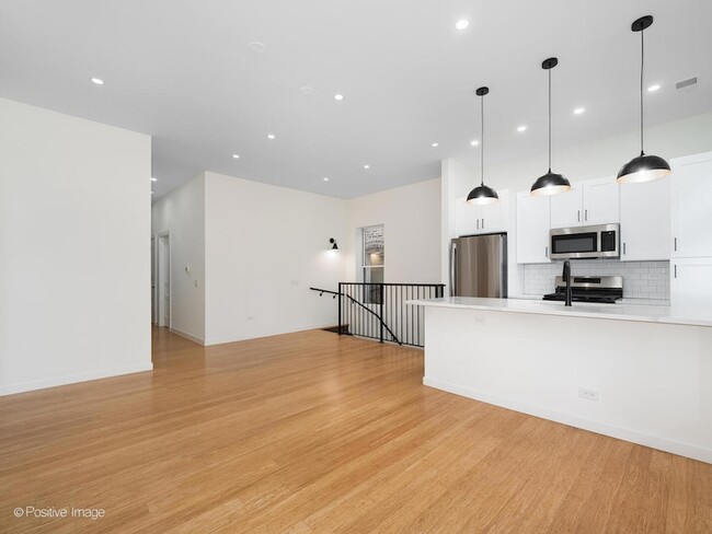 Building Photo - 842 N Wolcott Ave
