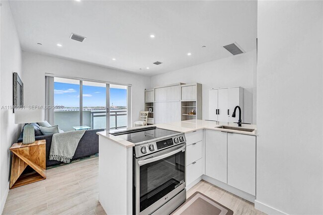 Building Photo - 1500 Bay Rd