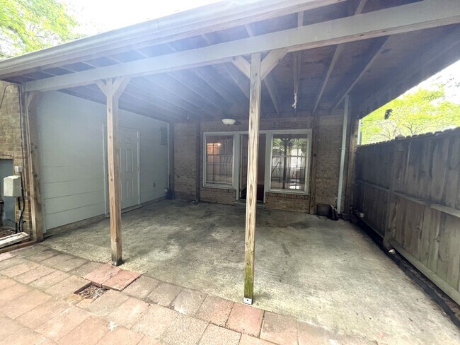 Building Photo - RENT SPECIAL! Just painted, modern gray! Charming end unit town home in Stones Throw. Walking dis...