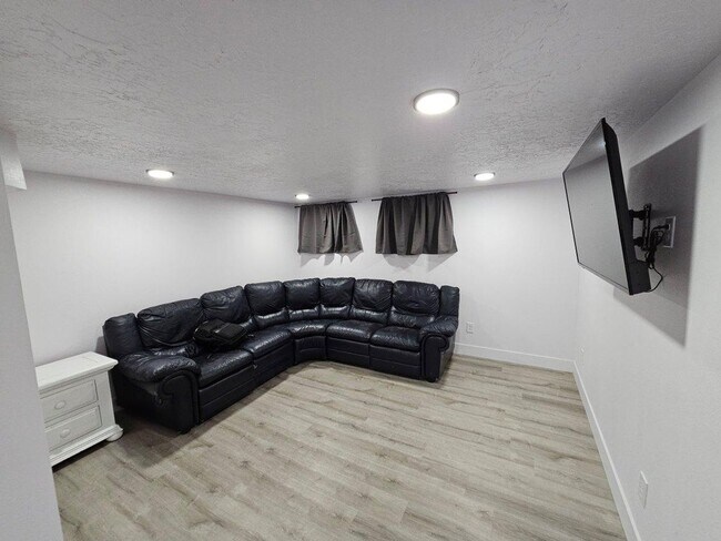 Building Photo - Student Housing: Private Bedroom