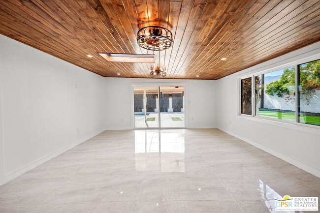 Building Photo - 2435 Wayne Rd