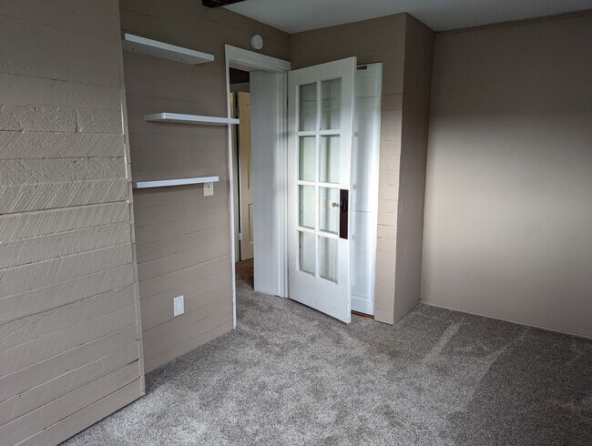 Building Photo - Luxurious 4 bedroom 2 bath house with river view - pet-friendly!