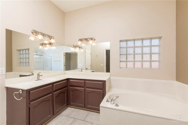 Building Photo - 33-25 1/2 E St