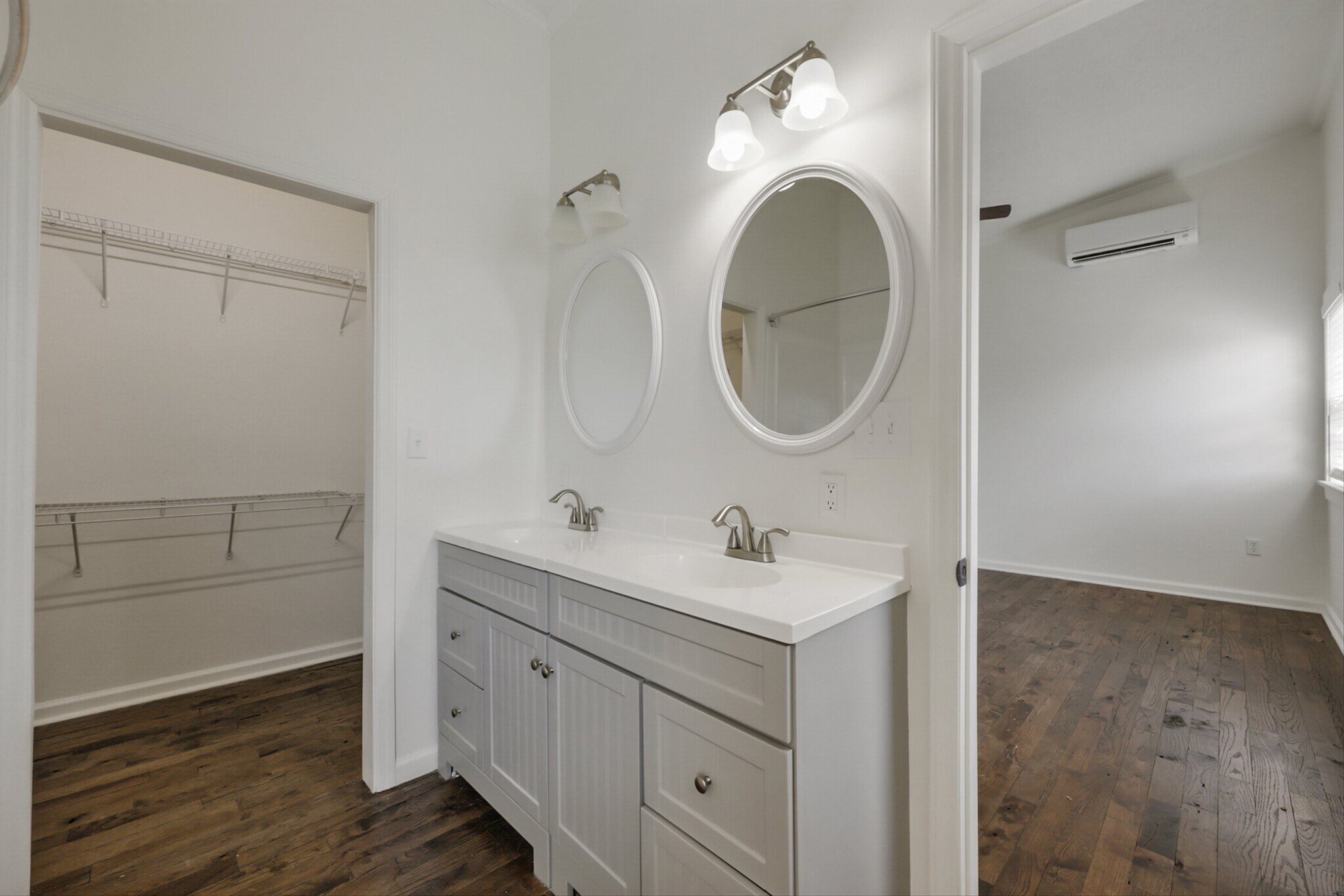 Building Photo - 664 E Meeting St