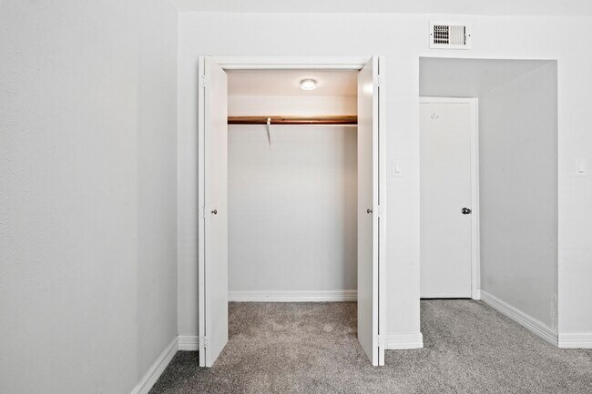 Building Photo - 3300 Pebblebrook Dr