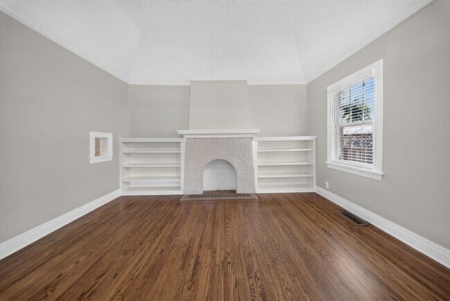 Building Photo - 1028 E 33rd Pl