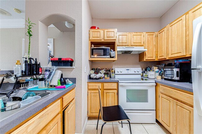 Building Photo - 3250 Corona Village Way
