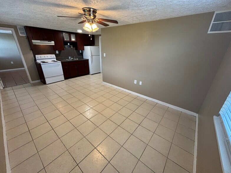 Building Photo - 1207 W Pierce St