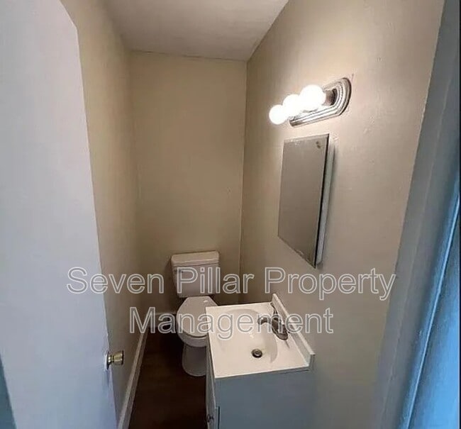 Building Photo - 323 S Napoleon Ave