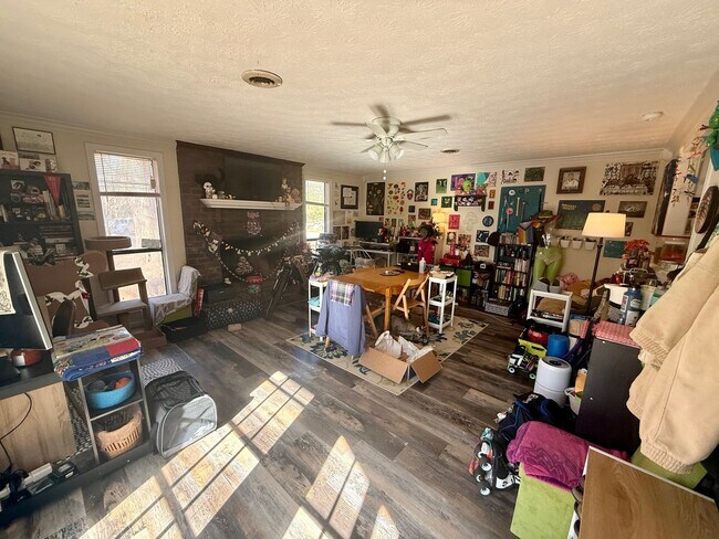 Building Photo - Eastside Home in Quiet Neighborhood