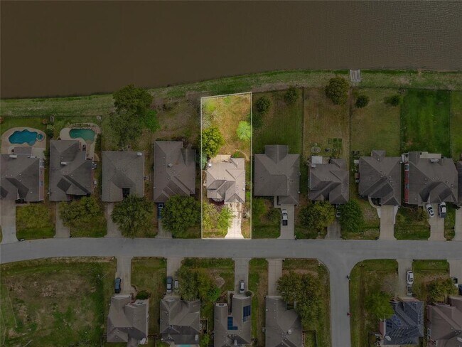 Building Photo - 9219 E Lakeside Dr