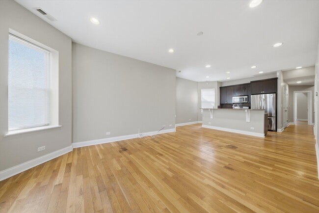 Building Photo - 4742 N Sawyer Ave