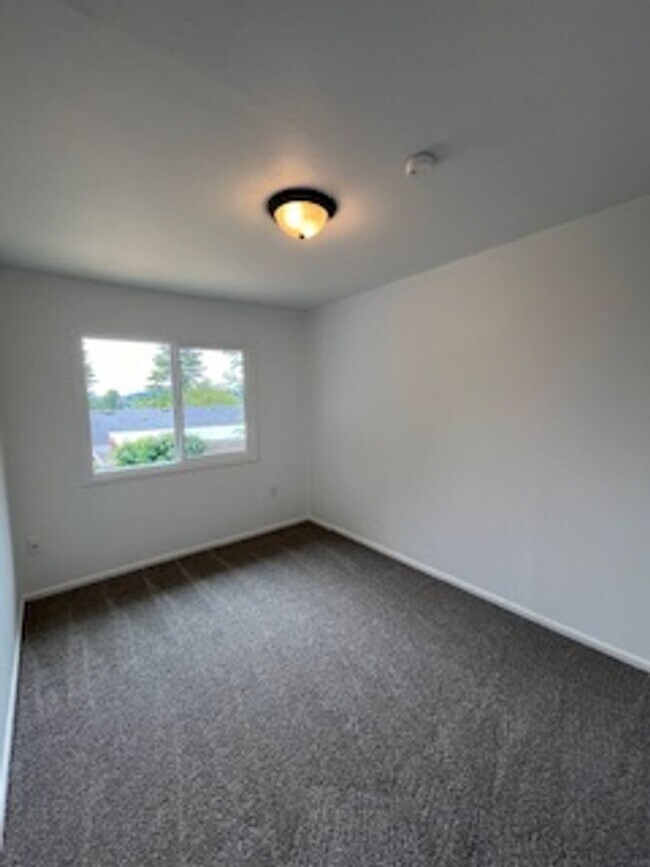 Building Photo - Elm Duplex