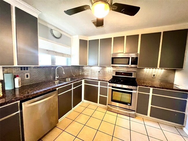 Building Photo - 15703 Jersey Dr