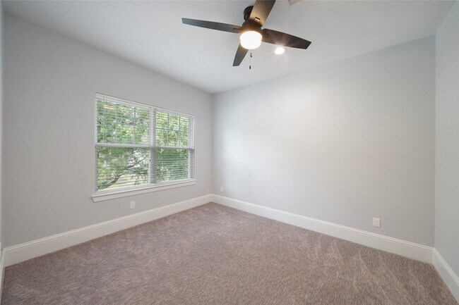 Building Photo - 401 Brook Hollow Dr