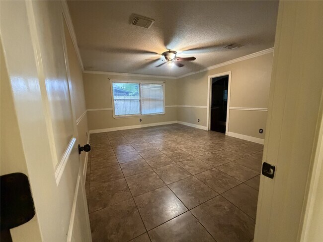 Building Photo - 7811 Fall Glen Dr