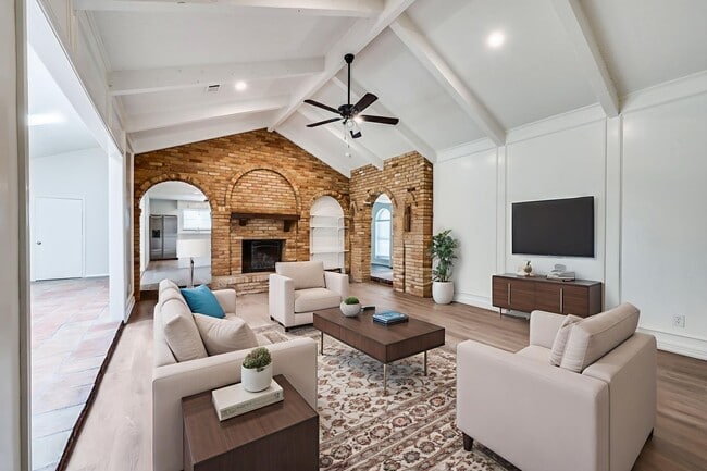 Building Photo - 1710 Green Oaks Dr