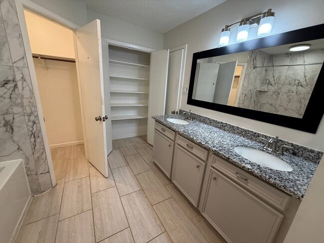 Building Photo - 646 Fair Oak Dr